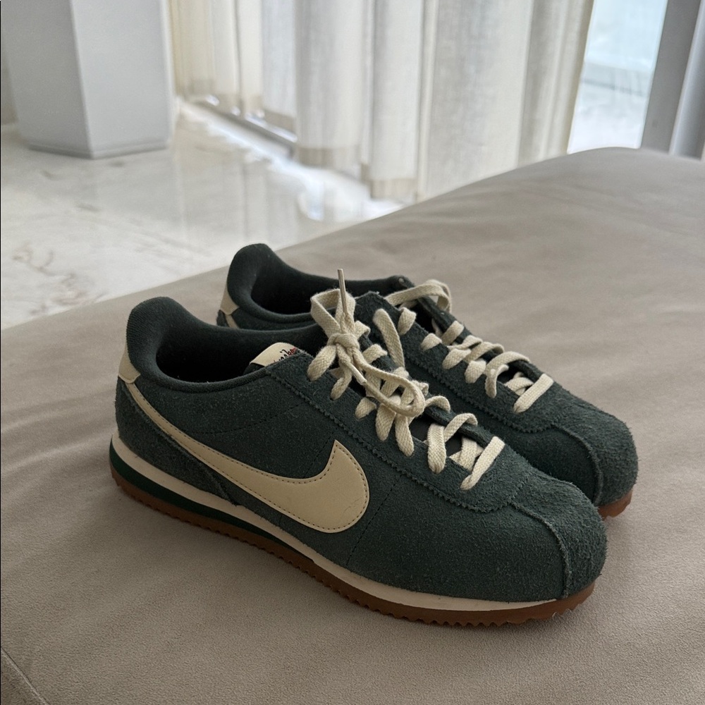 Nike Men's Dark Green and Cream Sneakers